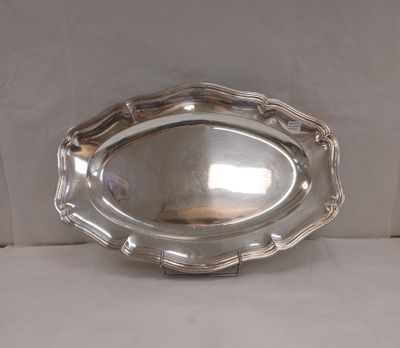 une assiette en argent ornée d'un motif décoratif sur le bord