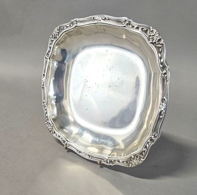 une assiette en argent antique avec un motif décoratif sur le bord