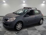 la photo d'une voiture grise garée dans un garage
