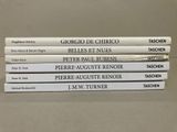 trois livres sont empilés sur une table