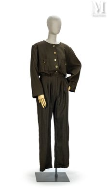 mannequin vêtu d'un uniforme militaire, exposé sur une surface blanche