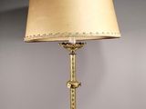 une lampe de table ancienne en laiton, surmontée d'un abat-jour beige