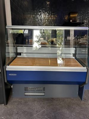une vitrine en verre contenant un gâteau