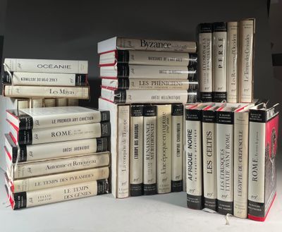 plusieurs livres empilés sur une table
