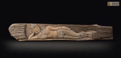 une image représentant une sculpture d'une femme allongée sur une bûche