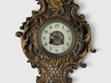 une horloge accrochée au mur sur le mur