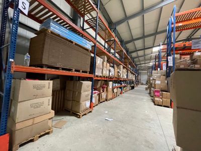 un grand entrepôt rempli de boîtes et de palettes