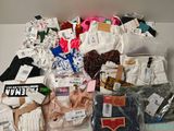 beaucoup de vêtements et d'autres objets qui se trouvent sur la table