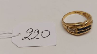 une photo d'une bague à laquelle est accrochée une étiquette de prix