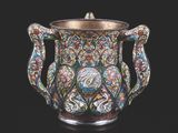 un vase en argent et émail orné de motifs floraux