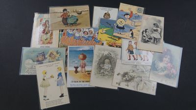 beaucoup de vieilles cartes postales pour enfants sur la table