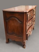 Imposante commode en noyer mouluré, ouvrant à quatre tiroirs… (photo 5)