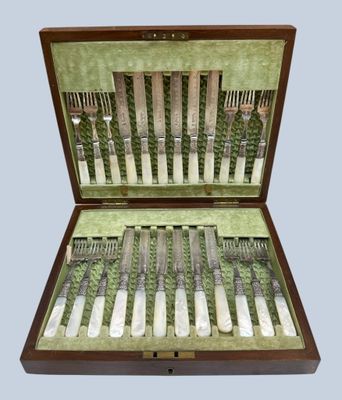 un coffret contenant de l'argenterie, sur fond bleu