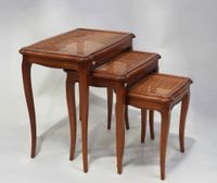 Trois tables gigognes en bois et cannage, le plateau et la c…