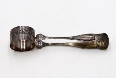 une cuillère et un repose-cuillère sur une surface blanche