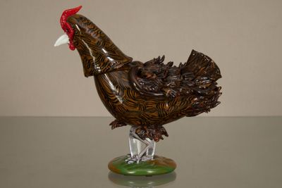 une figurine représentant un poulet posée sur une table
