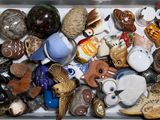 une boîte remplie de boutons et d'aimants de toutes sortes