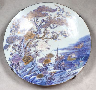 une assiette sur laquelle est représenté un arbre et des oiseaux