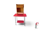 un petit bureau sur lequel est posée une chaise