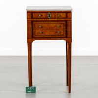 Petite table d'appoint ou écritoire, ornée d'une fine marque… (photo 2)