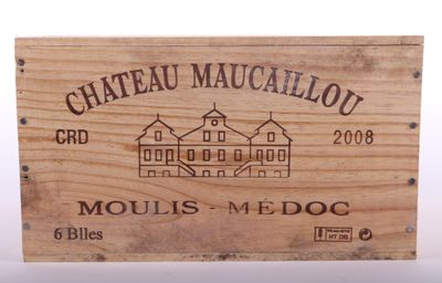 une boîte en bois avec une étiquette de vin