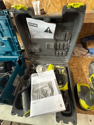une trousse à outils posée sur une table