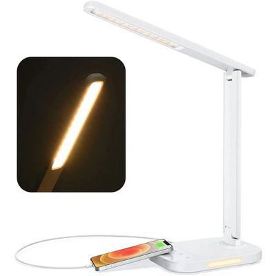 une photo d'une lampe de bureau blanche équipée d'une télécommande