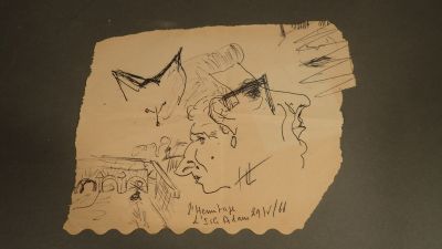 un dessin représentant un homme et une femme sur une feuille de papier