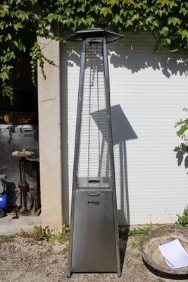 une photo d'un chauffage de terrasse installé dans le jardin