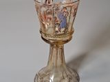 un verre sur lequel est représenté un homme et une femme