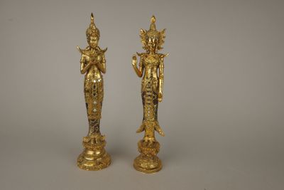 paire de figurines anciennes en laiton représentant une femme et un homme