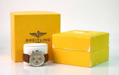 une boîte jaune sur laquelle est posée une montre et une boîte jaune sur laquelle est posée une montre