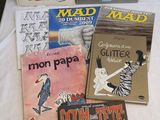 plusieurs livres posés sur une table recouverte d'une nappe blanche et d'une nappe blanche