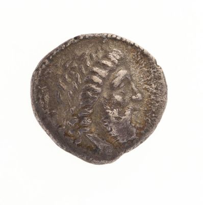 une image représentant une pièce d'argent sur laquelle figure un visage