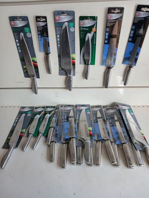 a lot of knives that are hanging on the wall