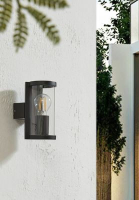 une lumière située sur le côté d'un immeuble