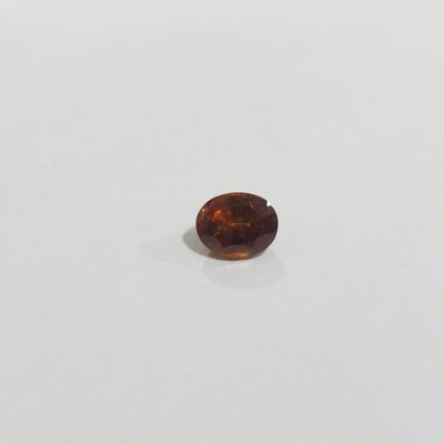 un gros plan d'un diamant brun sur une surface blanche