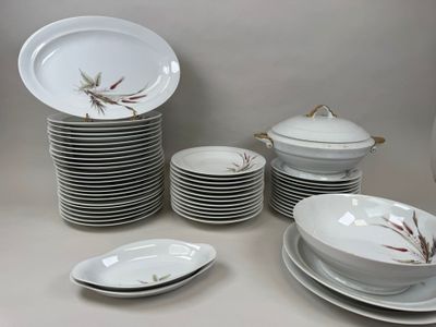 beaucoup d'assiettes et de bols sur la table