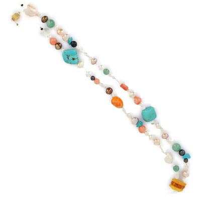 gros plan d'un bracelet sur fond blanc