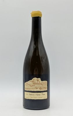 une bouteille de vin posée sur une table