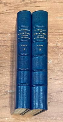 deux livres bleus posés sur une table en bois