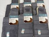 six tapis de bain gris avec des bordures marron sur fond blanc