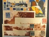 une photo montrant une collection de timbres et de cartes postales exposée