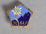 une broche de revers ornée d'une fleur