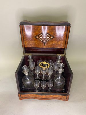 une boîte en bois contenant un ensemble de verres