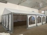 une grande tente blanche au milieu d'une pièce