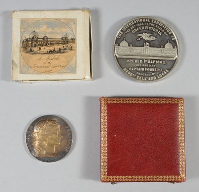 une image représentant un portefeuille, une pièce de monnaie et la photo d'un bâtiment