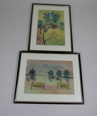 deux aquarelles encadrées accrochées au mur au-dessus d'un lit
