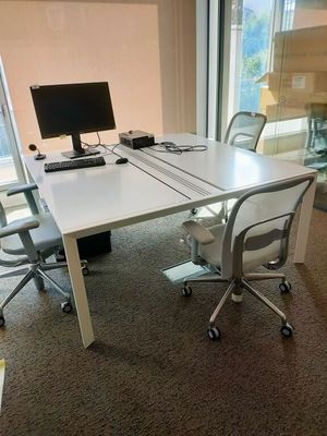 un bureau blanc sur lequel se trouve un ordinateur