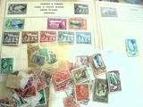un livre sur lequel sont collés tout un tas de timbres différents